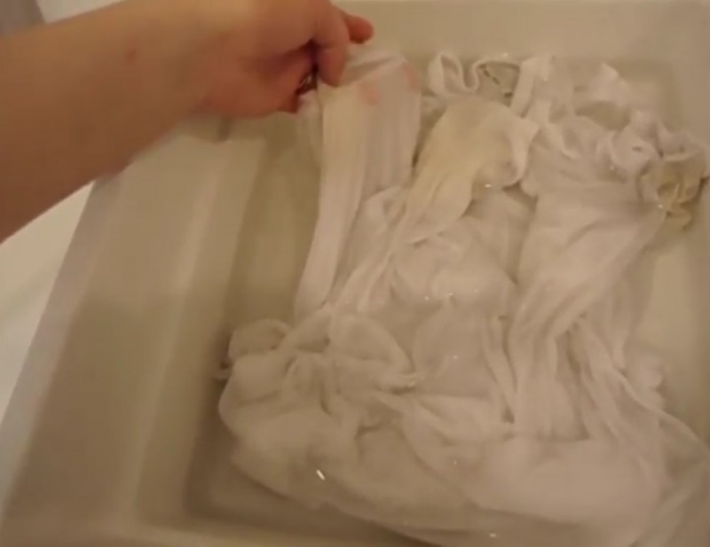  První způsob je, že bílé prádlo namočíte do teplé vody, ve které jste předtím ro 