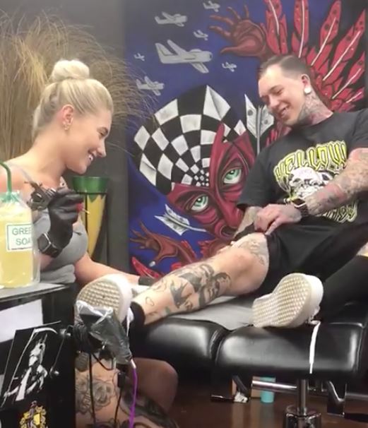  Brooke byla nervózní, protože měla někomu poprvé udělat tetování na celý život!  