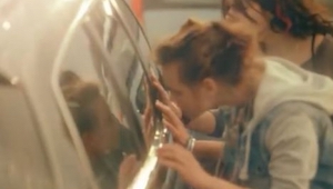 Tyto dívky rozbijí okno na autě. Když uvidíte proč, budete jim chtít poděkovat. 
