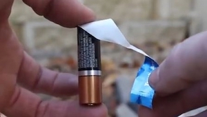 Muž omotal kolem baterie papírek ze žvýkačky. Výsledek je úžasný!