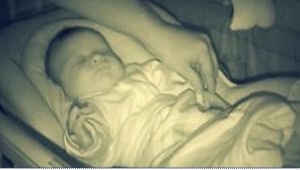 Rodiče pečují o své spící dítě, když v tom... To, na co přišli, museli natočit!