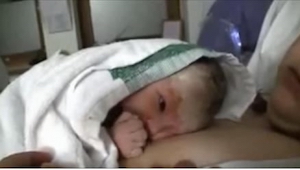 Otec natočil své dítě krátce po narození, jak leží na prsou mámy, ale… co se sta
