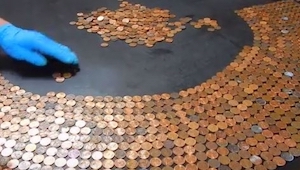 Poskládal na stůl 3500 mincí. Výsledek vás odrovná!