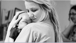 Zdravotní sestra drží v rukách umírajícího novorozence. To, co napsala na Facebo