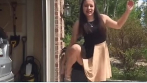 Kamera natočila dívku před garáží. To, co začíná dělat s nohama, je imponující!