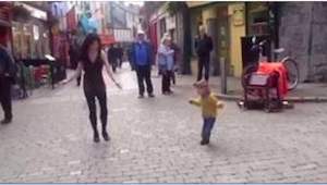 Holčička uviděla na ulici tančící ženu. To, co malá udělala později, viděly na i
