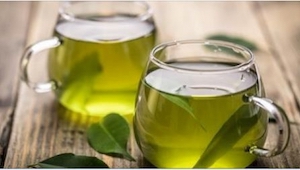 Zelený čaj je zdravý a chutný, ale… ne pro všechny. Přečtěte si, kdo a proč by h