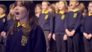 10letá dívka trpící autismem se postavila před školský sbor. Když začala zpívat,
