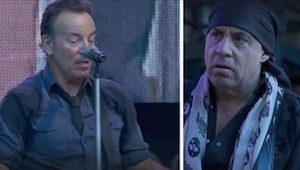 Během koncertu fanoušek požádal Bruce Springsteena, aby zazpíval jednu píseň. Ne