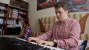 Mladý muž začal hrát na klávesy. Když začala zpívat dívka? Něco úžasného!
