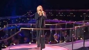 Barbra Streisandová zpívá píseň Memory z muzikálu Kočky. Když se k ní přidá i Su
