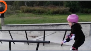 Její dcerka byla v parku jediným dítětem na skateboardu. Sledovala ji skupina ná