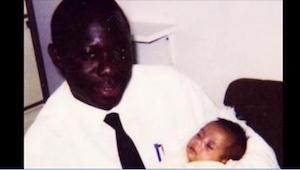 Muž našel novorozeně a zavolal policii. O 22 let později si přečetl zprávu, kter