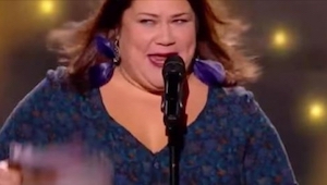 33letá žena se nervózně usmívá, když začne zpívat, nikdo nemůže uvěřit, jak skvě