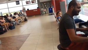 Podívejte se, co se stane, když znuděný klavírní virtuóz během čekání na letišti