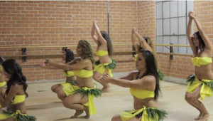 Tento úžasný tahitský tanec způsobí, že i vy začnete vrtět boky! 