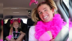 Otec a dcerka milují zpívat v autě. Jejich nejnovější vystoupení je senzací inte