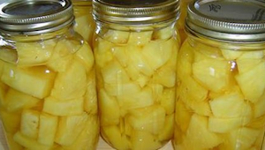 Recept na chutnou ananasovou vodu. Tato vitaminová bomba vám navíc pomůže zhubno