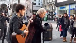 Pouliční hudebník hraje píseň Roda Stewarta a o neuvěřitelné překvapení se posta