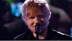 Když se na scéně objevil skromný Ed Sheeran s nesmělým úsměvem, publikum pořadu 