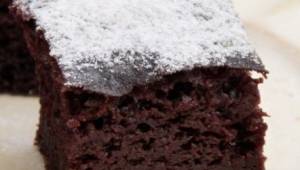 Jednoduchý čokoládový koláč z kefíru, který se pokaždé povede! Stačí posypat cuk