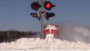 Když si řidič všimnul lokomotivy, která se řítila přes sníh, okamžitě popadl kam