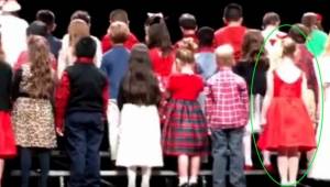 Pozorně sledujte holčičku v červených šatech a pochopíte, proč toto video viděly