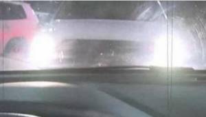 Když před sebou na parkovišti uvidíte auto se zapnutými světly, okamžitě utíkejt