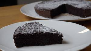Skvělý čokoládový koláč bez mouky a másla – stačí 2 ingredience a výsledek je úž