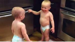 Dvojčata si začala „povídat“ v kuchyni. Toto video okouzlilo internet! 